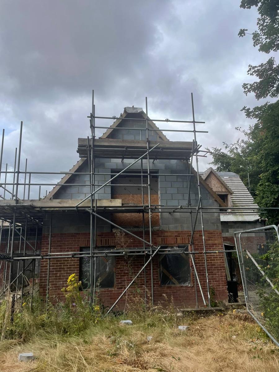 Aprilwood House — scaffolding and structure